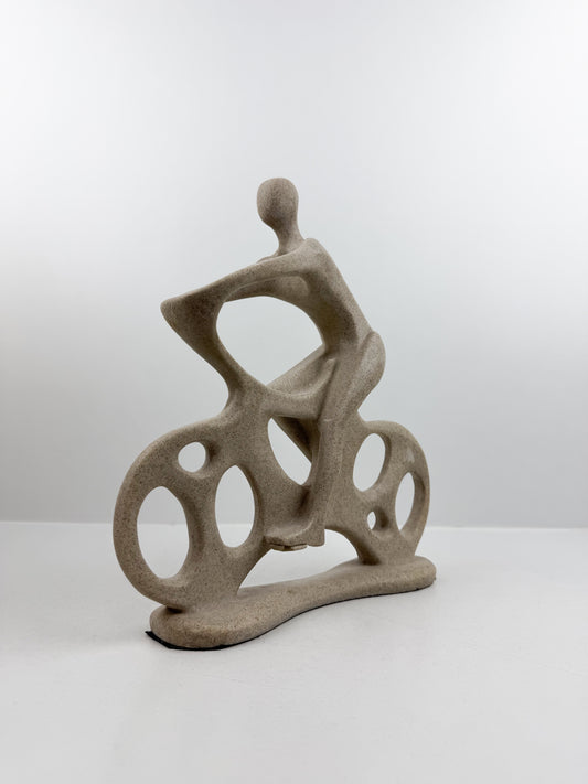 Sculpture contemporaine stylisée représente un motocycliste