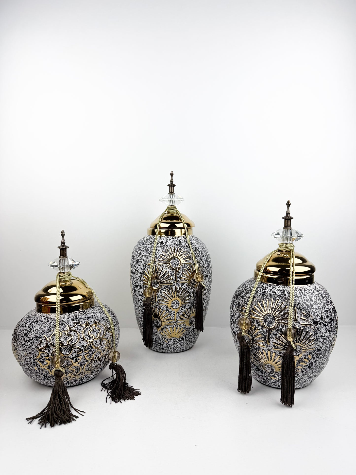 Trio de vases décoratives en céramique au design épuré traditionnelle aux motifs doré