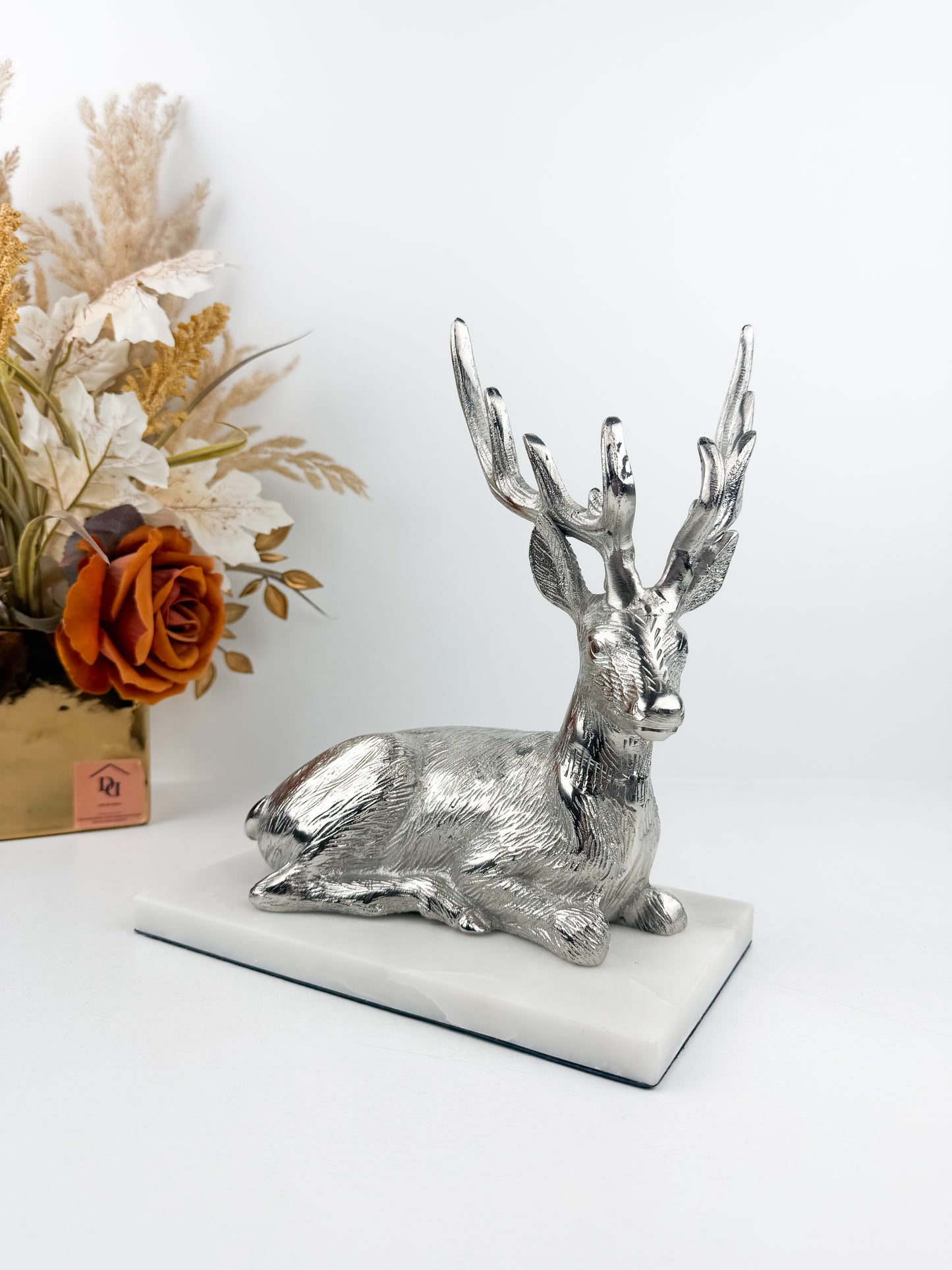Figurine de gazelle argentée en métal, élégante et raffinée