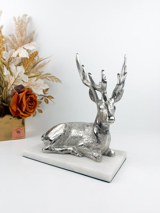 Figurine de gazelle argentée en métal, élégante et raffinée