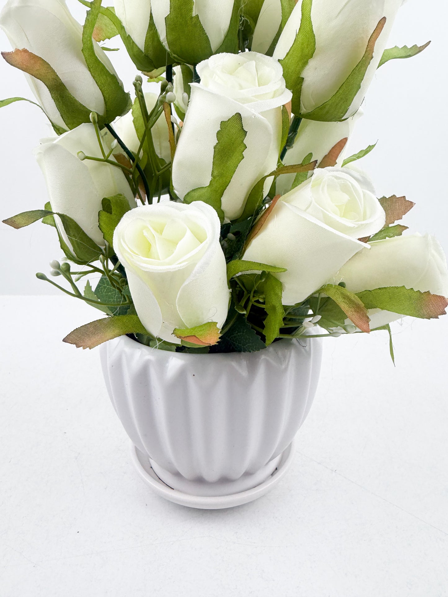 Fleurs artificielles blanches d'une élégance intemporelle.