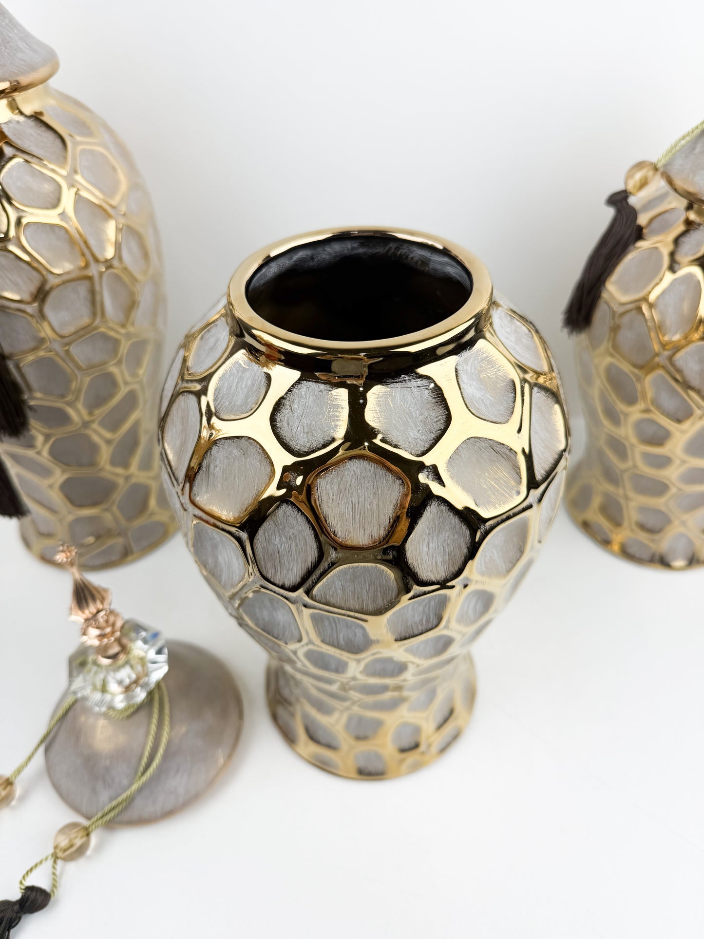 Trio de vases décoratives en céramique au design épuré et sophistiqué.