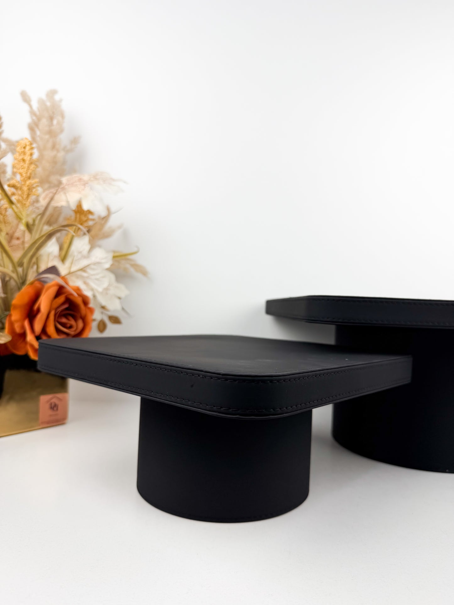 Supports décoratif de présentation en cuir noir carré