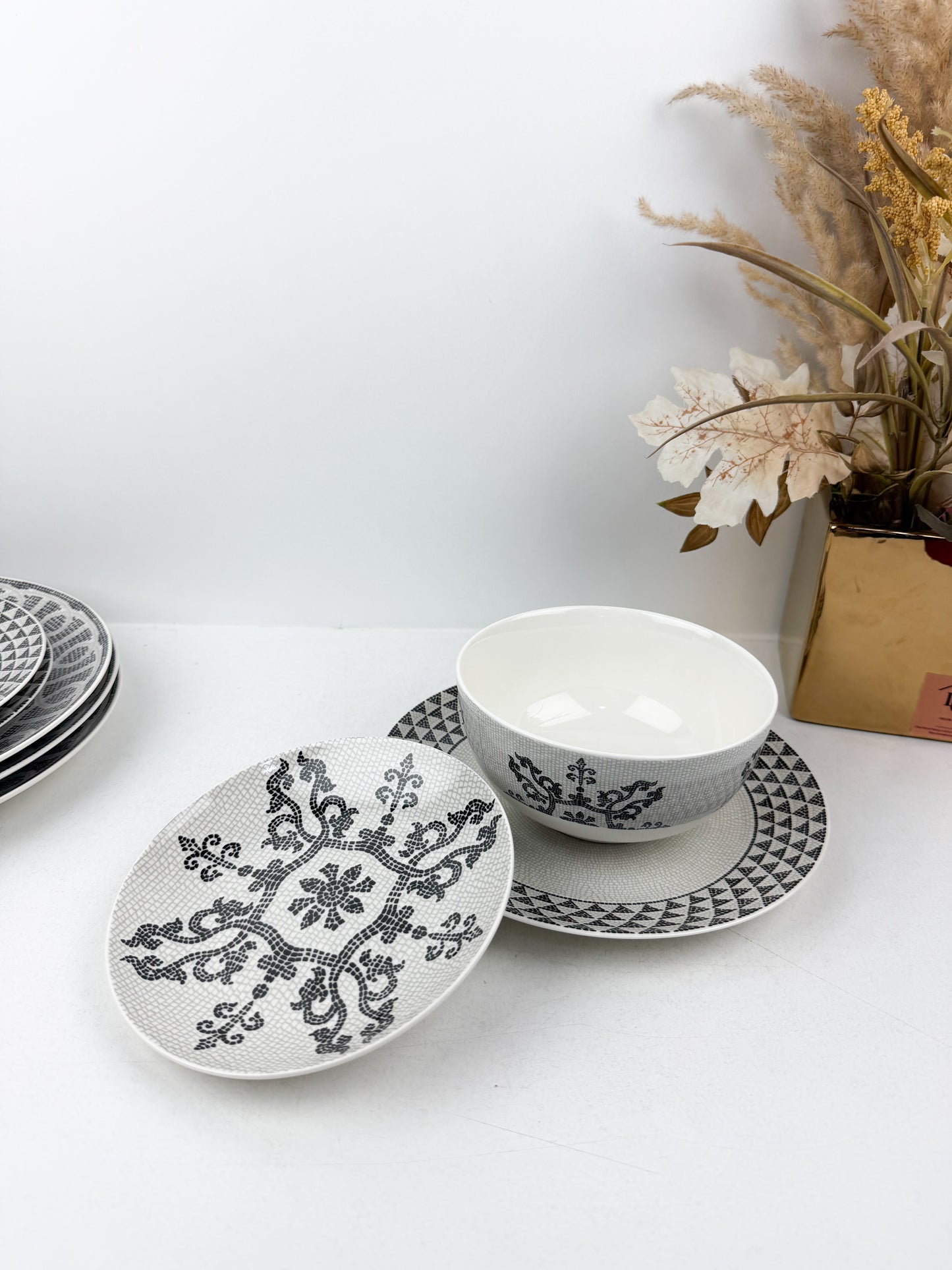 Service de table 24 pièces en porcelaine blanc et noir, alliant luxe et élégance
