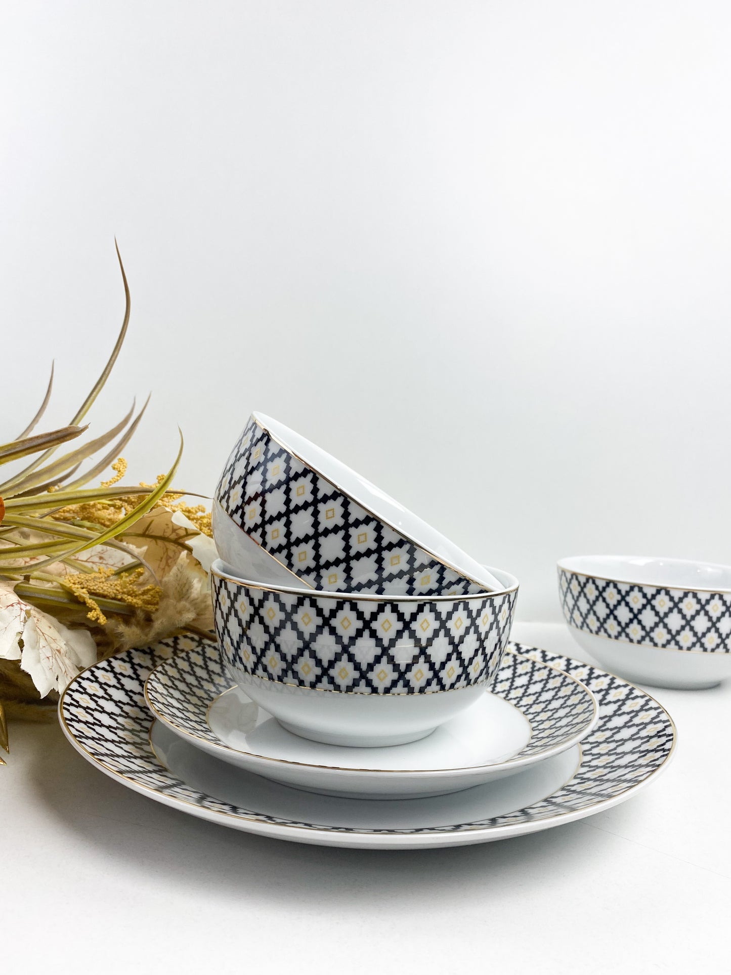 Service de table en porcelaine 18 pièces de haute qualité à bord doré, motif à carreaux géométriques noir