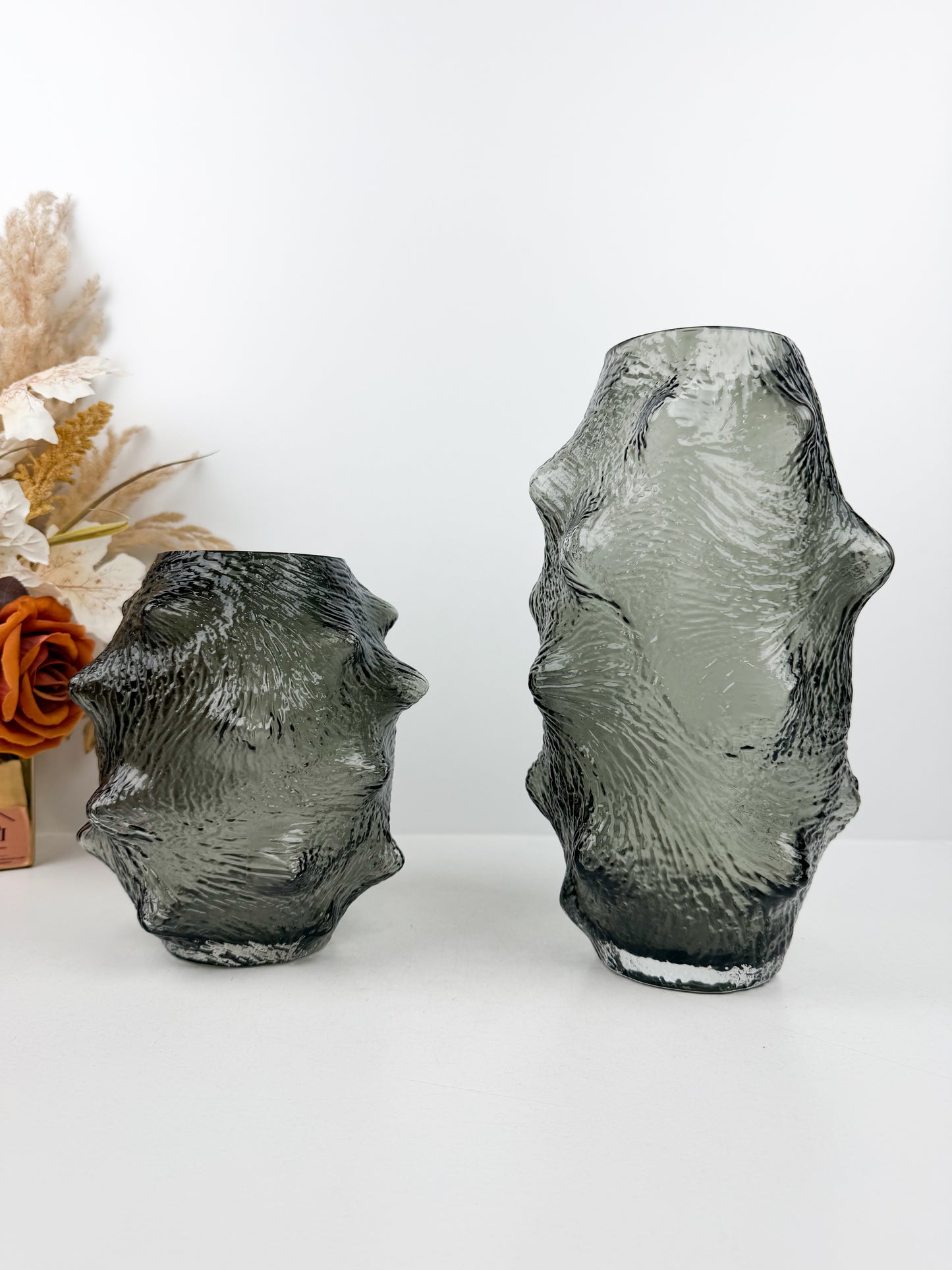 Duo de vases aux formes organiques inspirées de la concombre de mer en gris