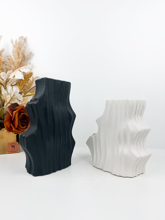 Duo de vases sculptural en céramique alliant élégance et luxe