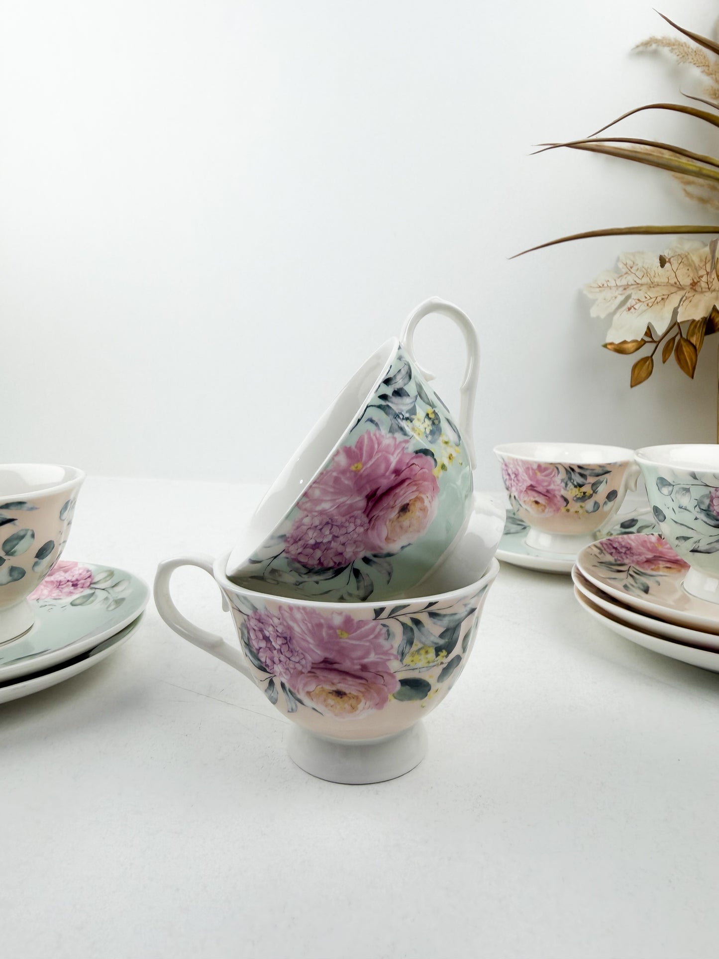 Ensemble élégant de six tasses à espresso de leurs sous-tasses assorties, aux motifs floraux,