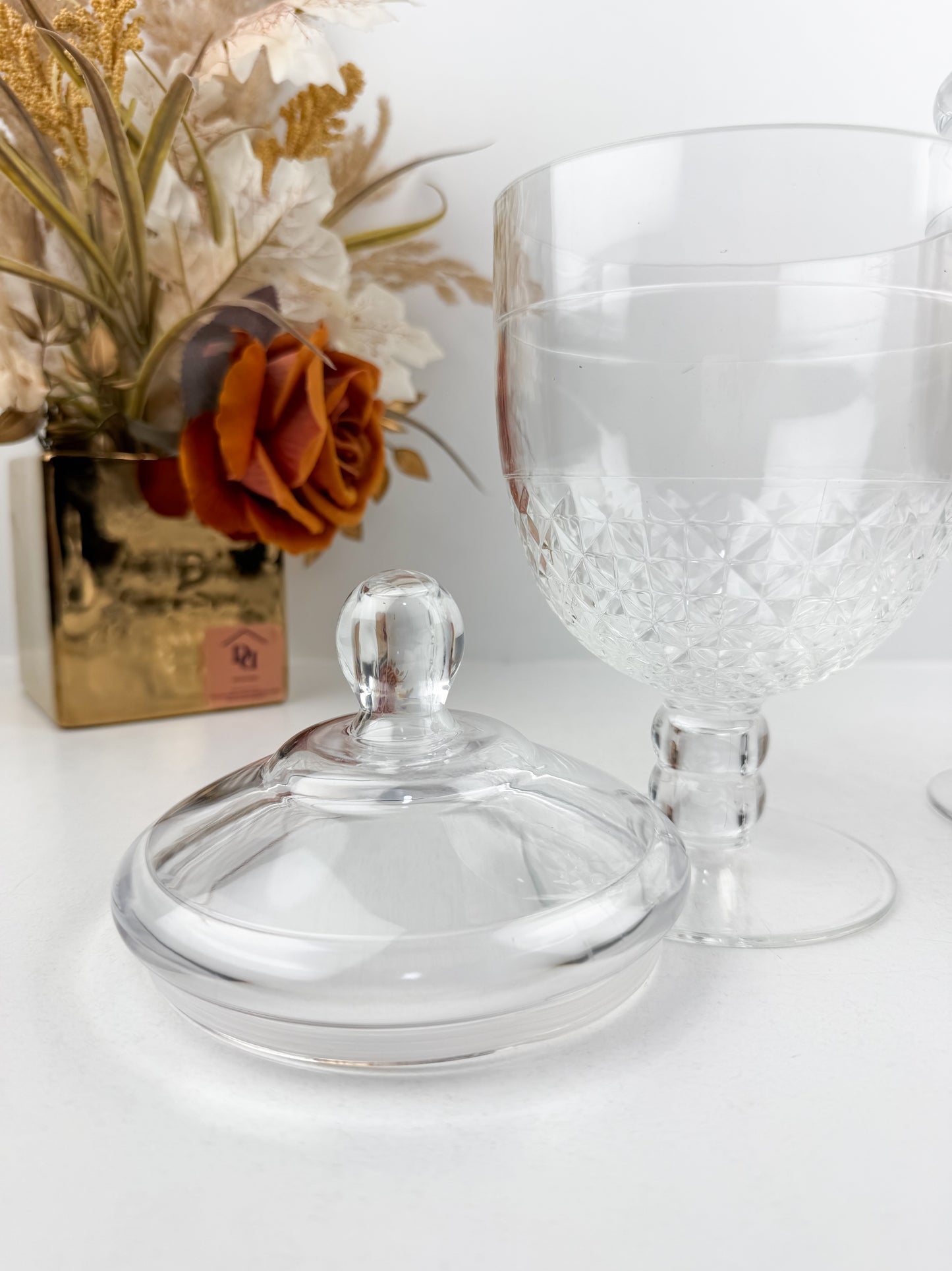 Duo de bonbonnières en acrylique transparent, parfait pour présenter vos bonbons avec élégance.