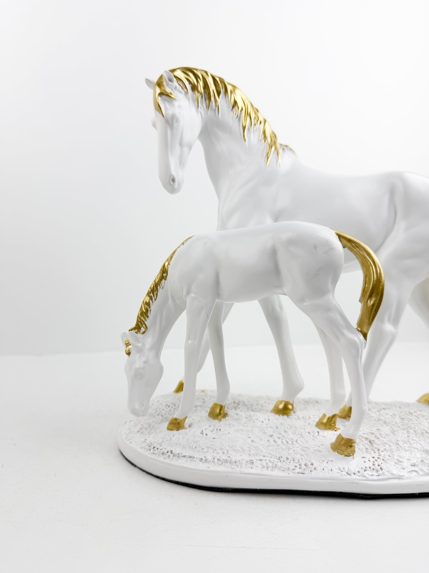 Statuette de décoration représentant une jument et son poulain blanche