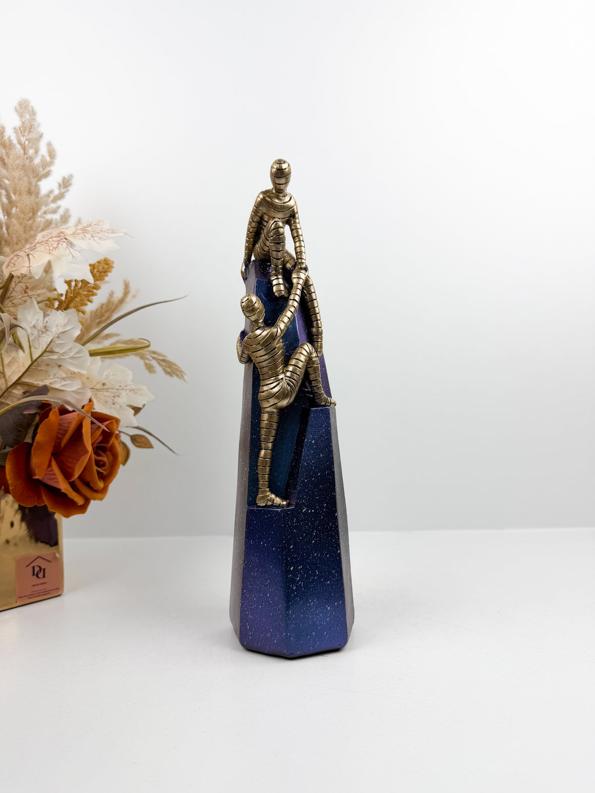 Statuette Décorative Sculpturale inspire par la force symbolique et l'élégance contemporaine.