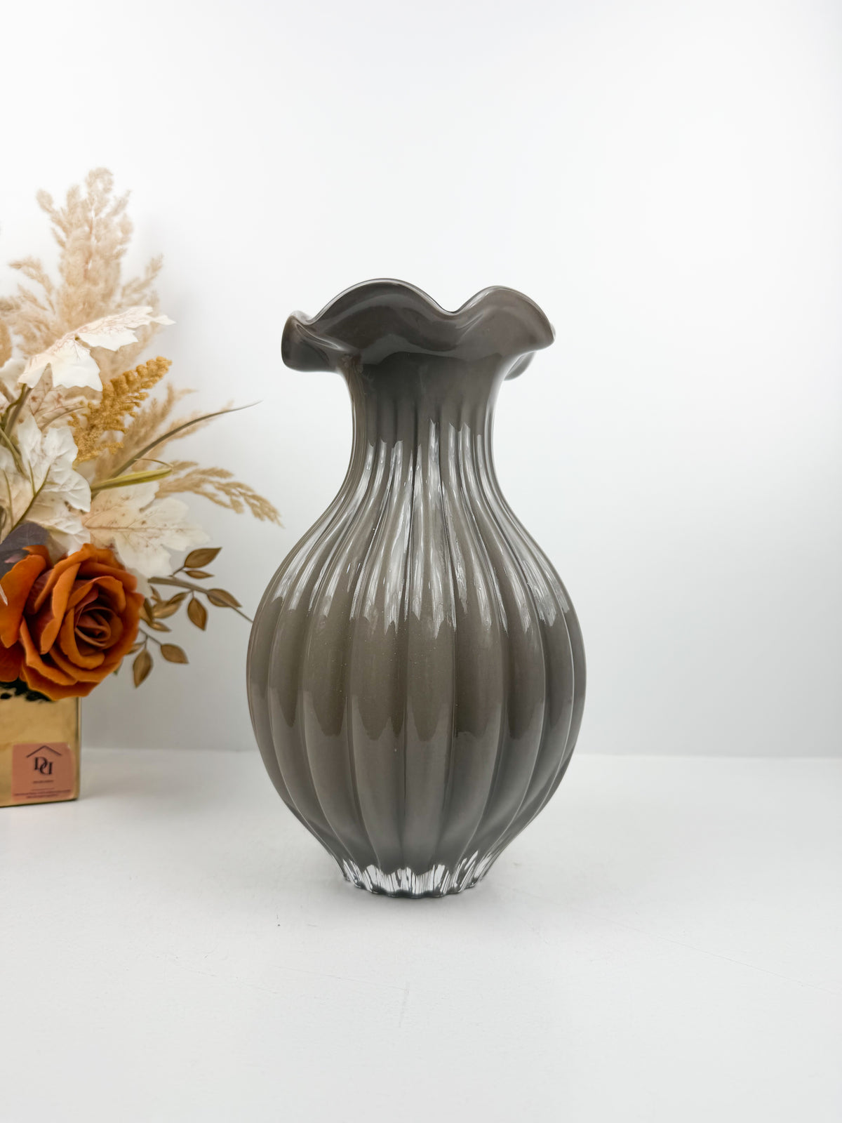 Vase sculpturale en verre soufflé moderne.