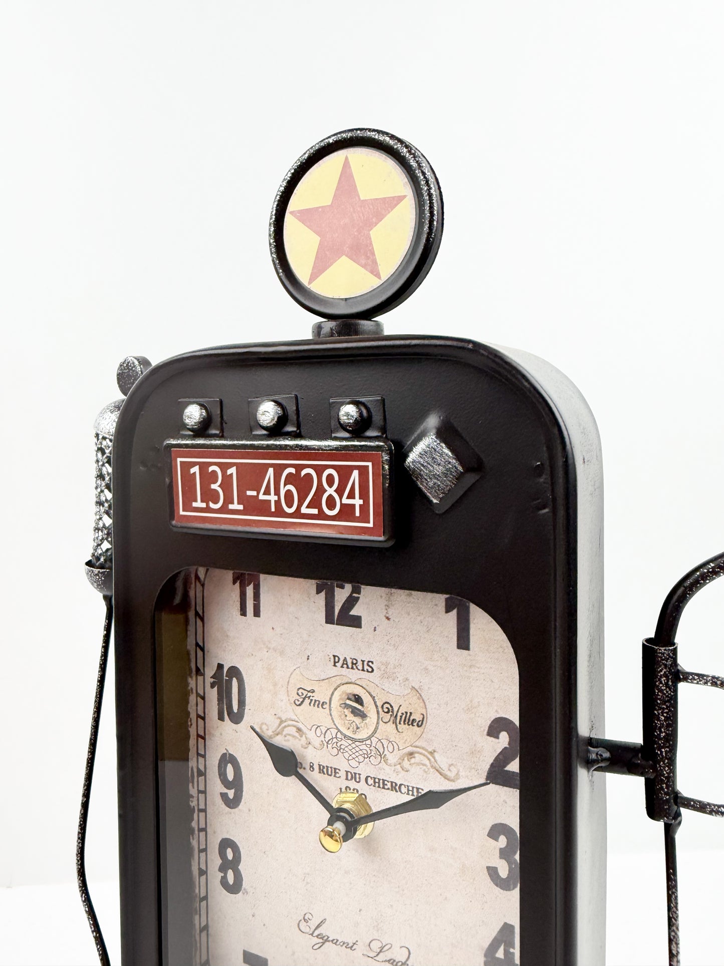 Horloge classique au design intemporel noir.