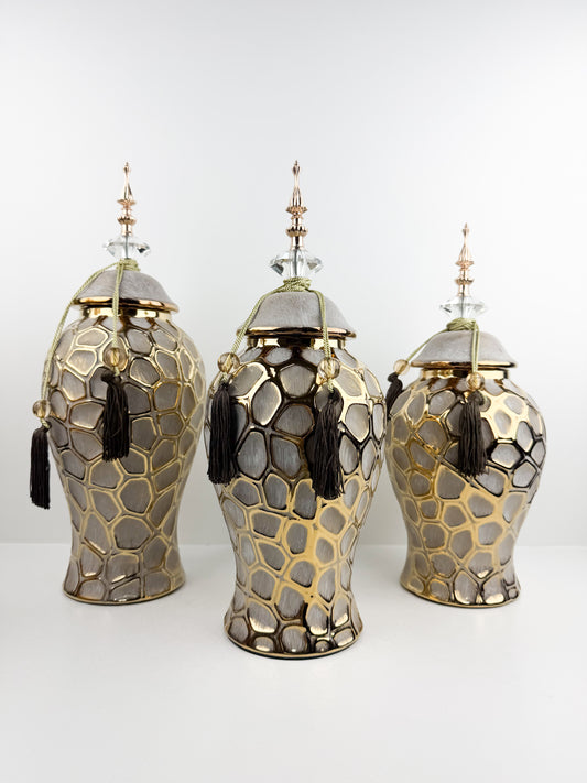 Trio de vases décoratives en céramique au design épuré et sophistiqué.