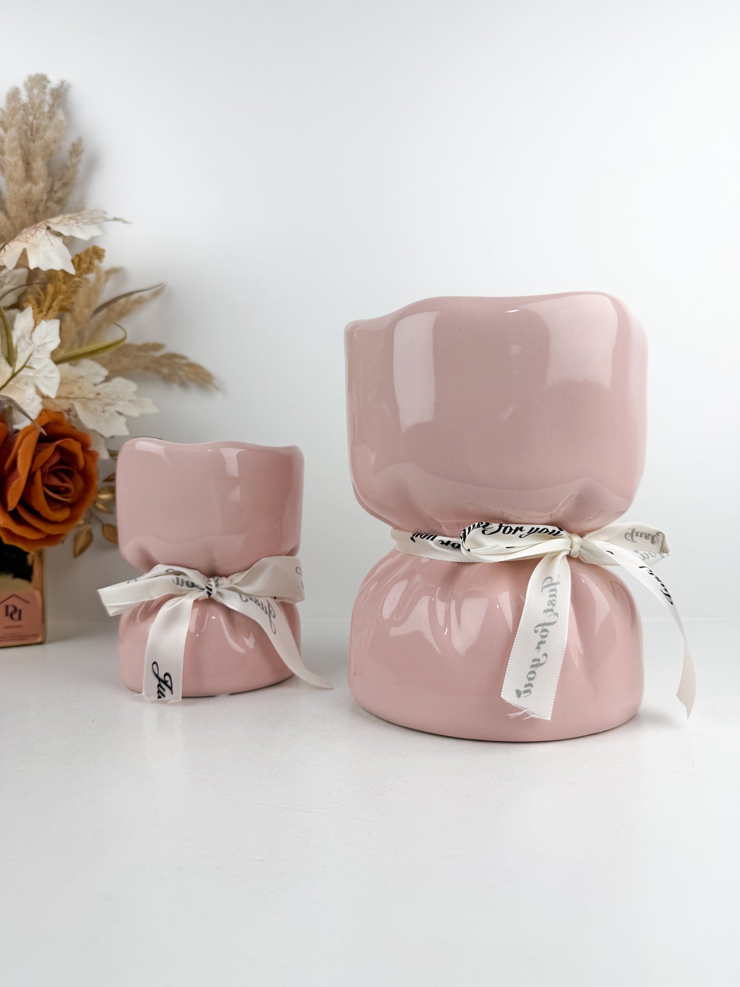 Duo vases en céramique rose, au design élégant rappelant un bouquet de fleurs