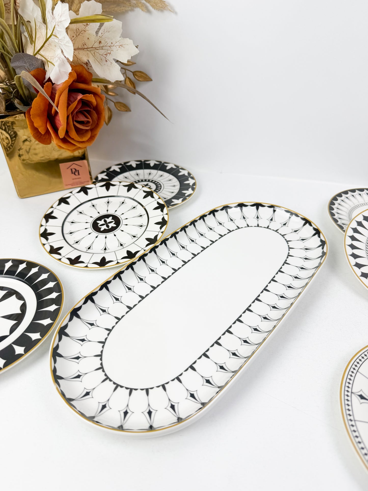 Grande assiette de service accompagnée de six assiettes assorties