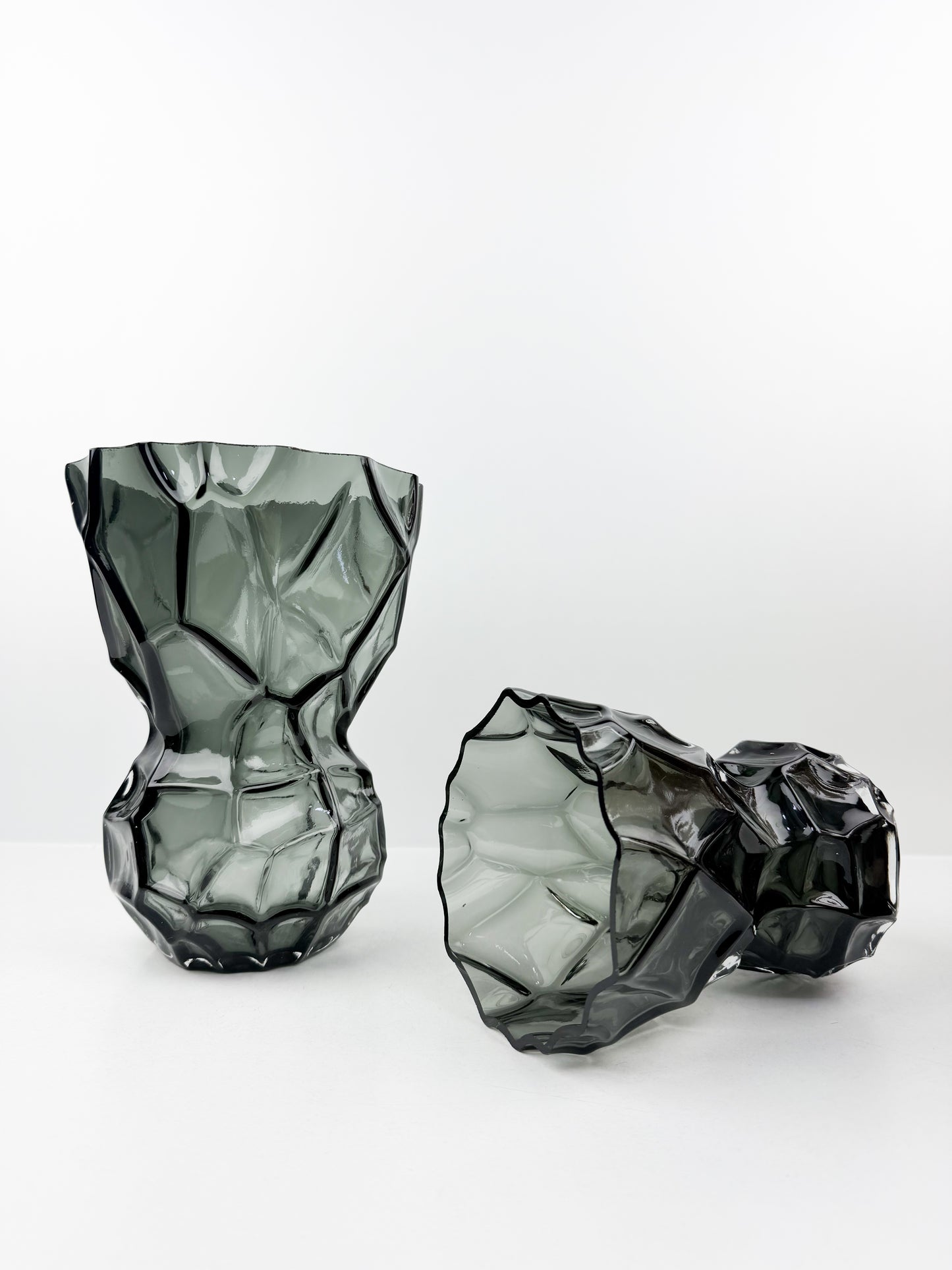 Duo de grands vases décoratifs noir élégants et intemporels.