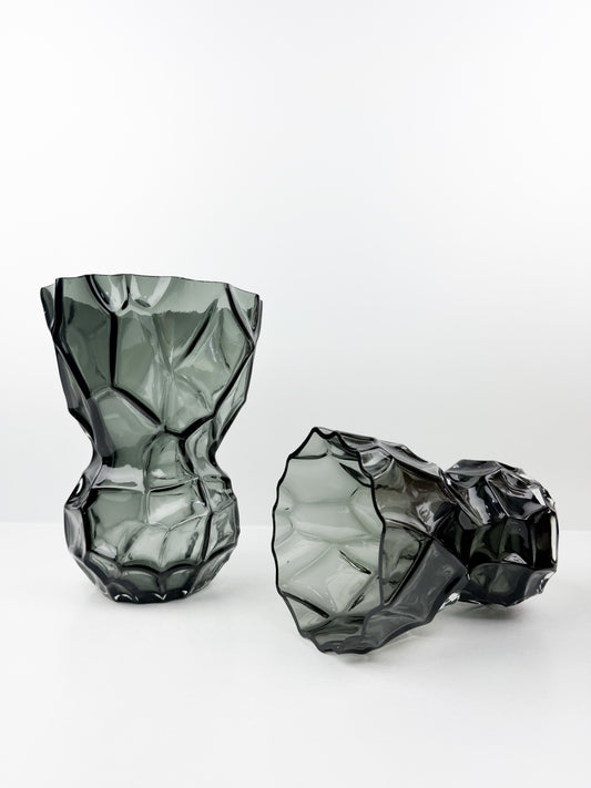 Duo de grands vases décoratifs noir élégants et intemporels.