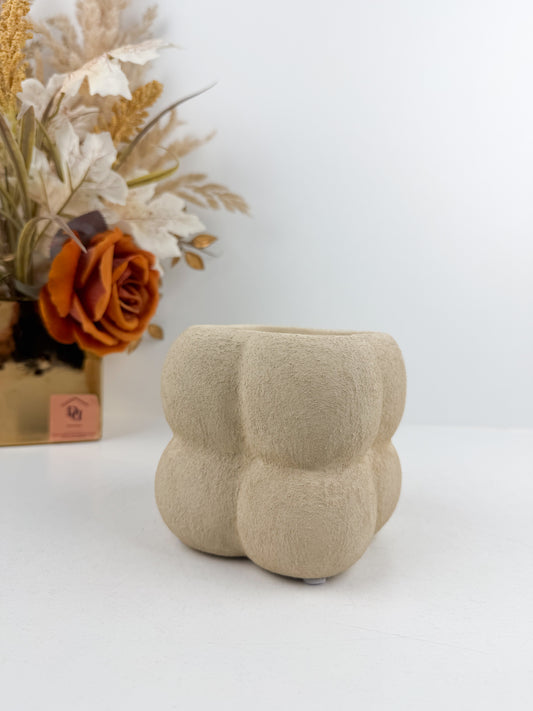 Vase en céramique beige aux finitions texturées et bulles délicates