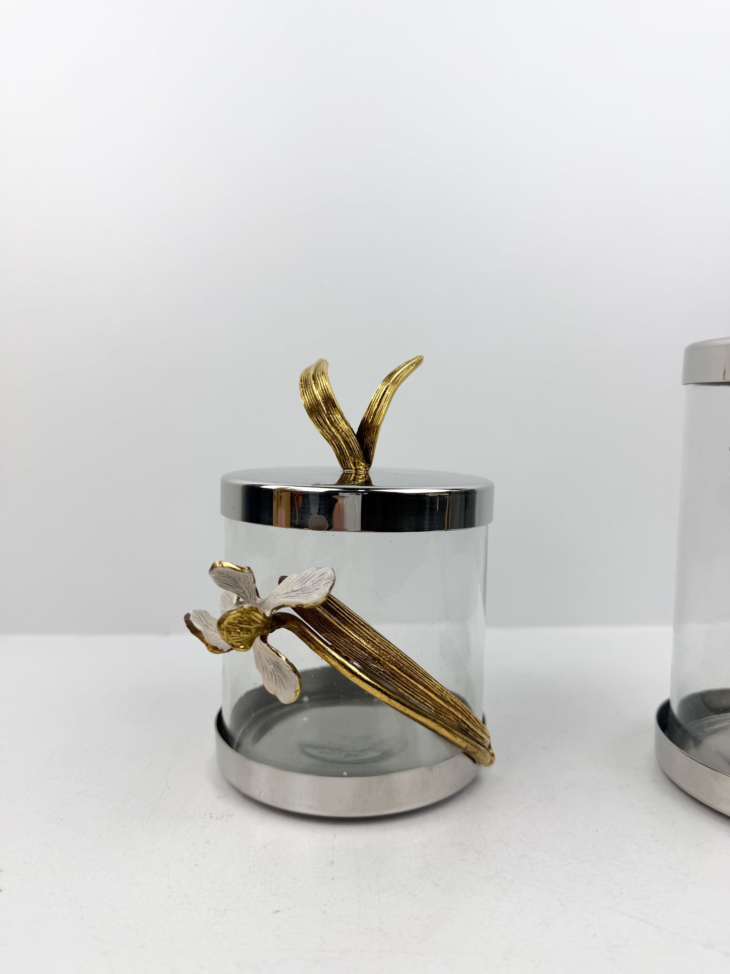 Ensemble de bonbonnières en verre et métal