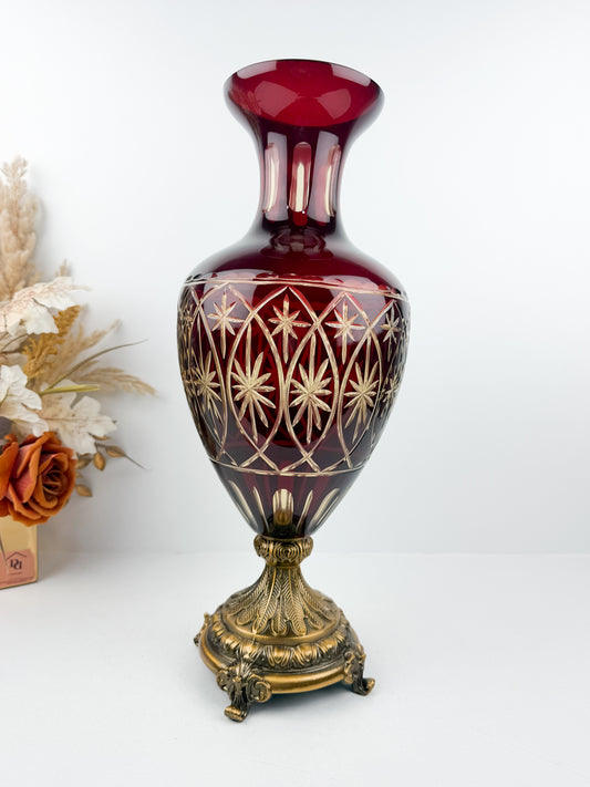 Vase traditionnel en cristal rouge rubis aux reflets profonds