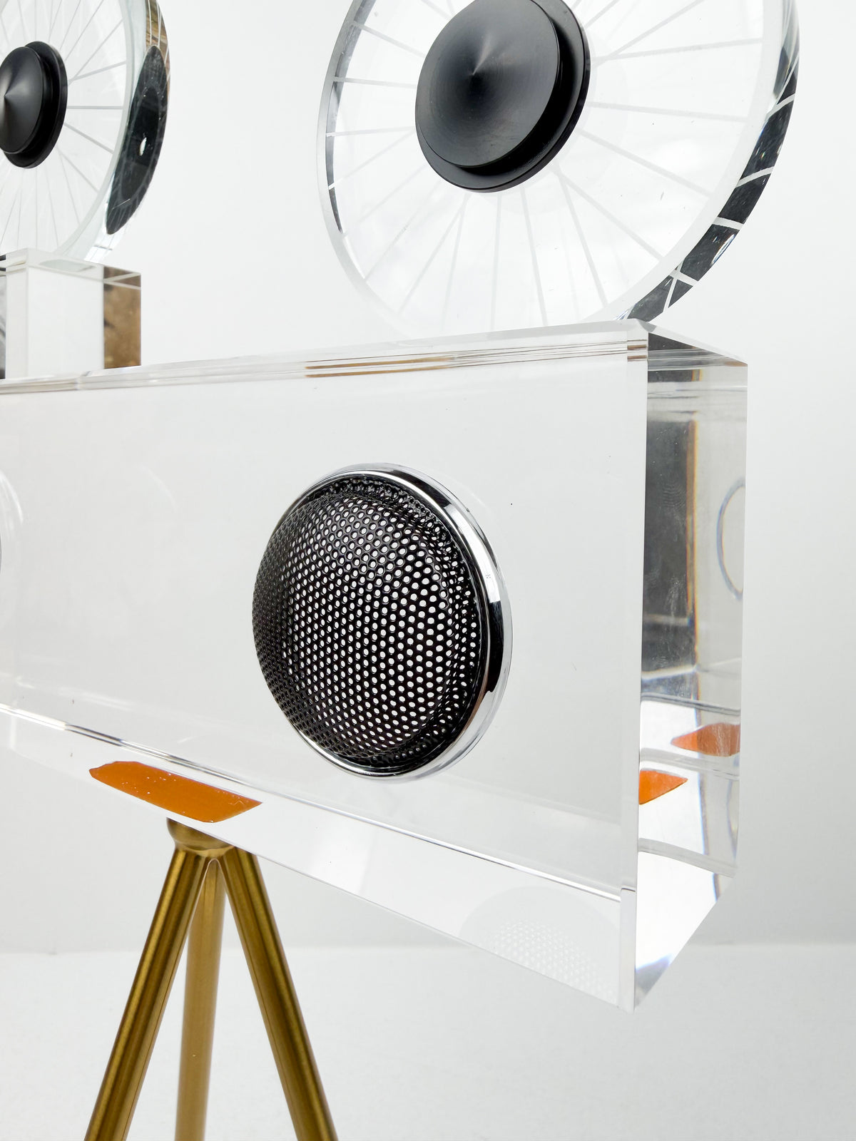 Projecteur caméra cinéma vintage sur trépied doré.