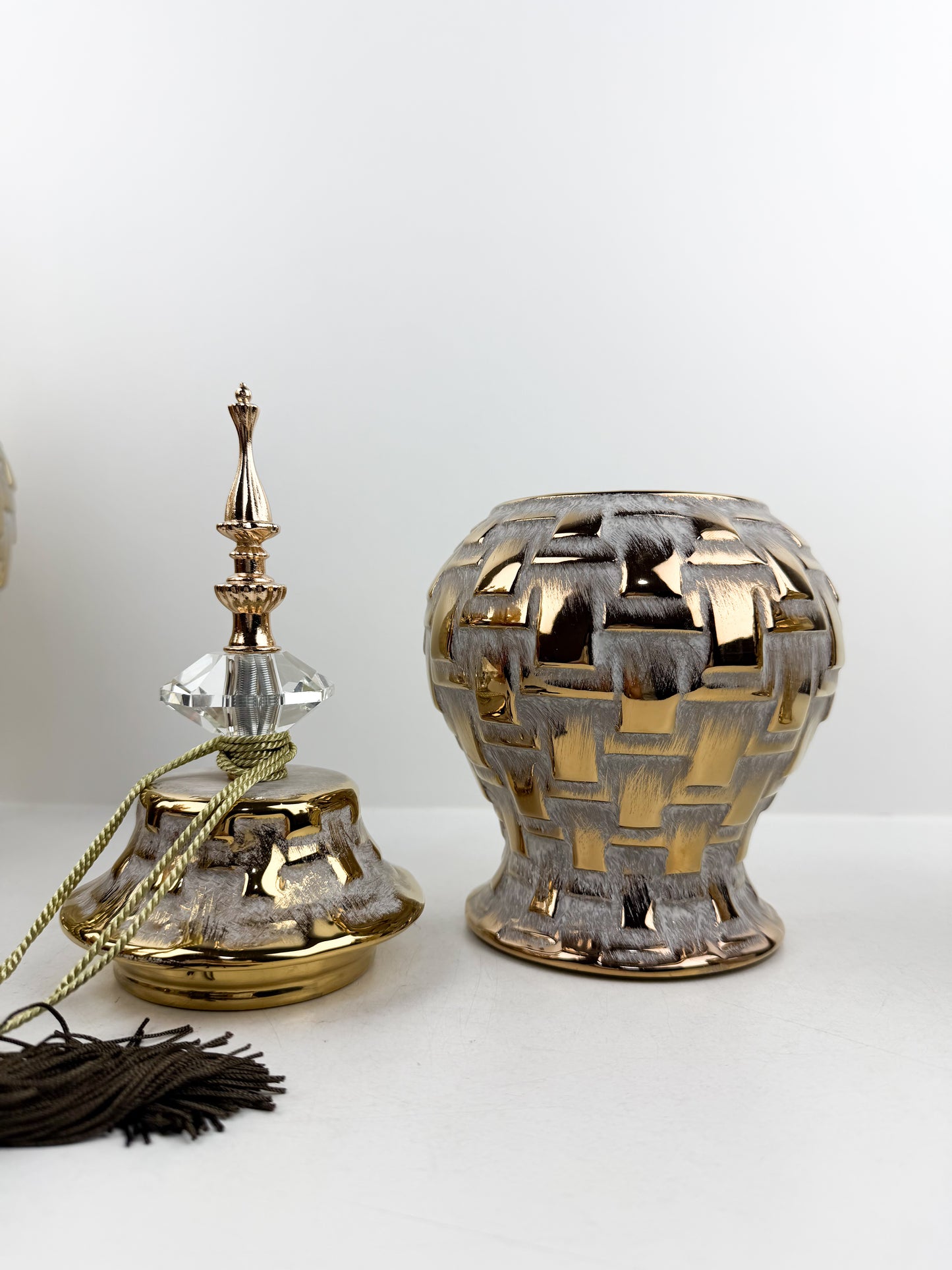 Trio de vases aux lignes épurées et design carré incarnant l'élégance traditionnelle
