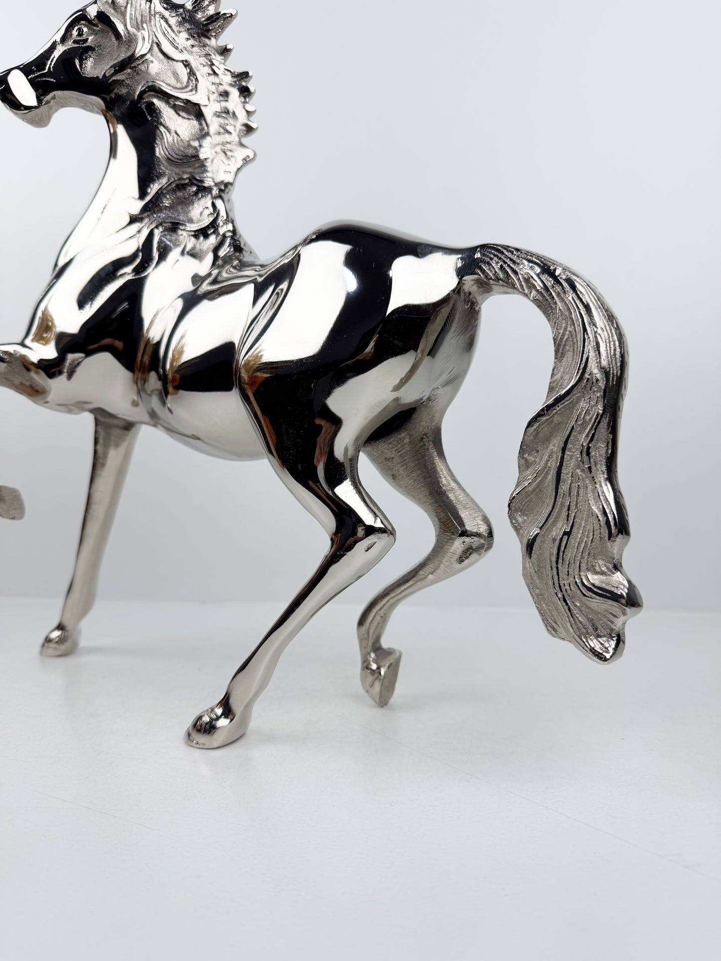 Sculpture décorative de cheval en laiton massif avec sa finition argenté brillante