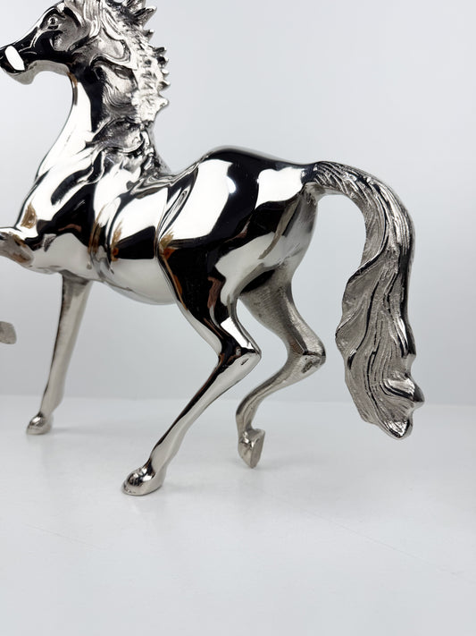 Sculpture décorative de cheval en laiton massif avec sa finition argenté brillante
