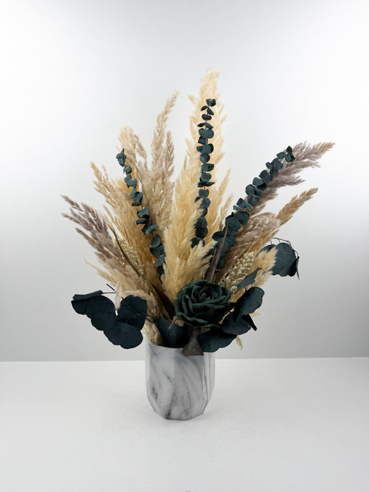 Fleurs séchées rehaussée des fleurs vertes dans un vase en céramique en forme de marbre