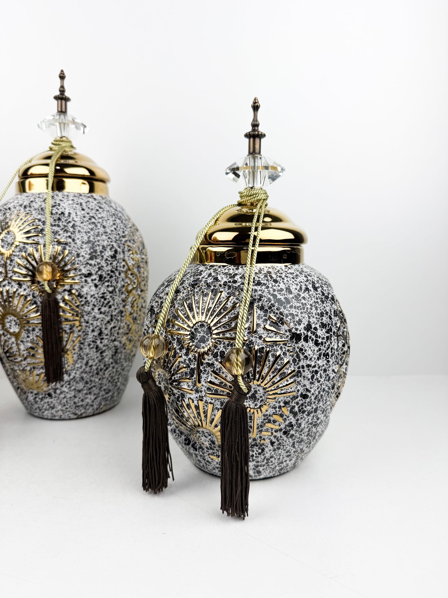 Trio de vases décoratives en céramique au design épuré traditionnelle aux motifs doré