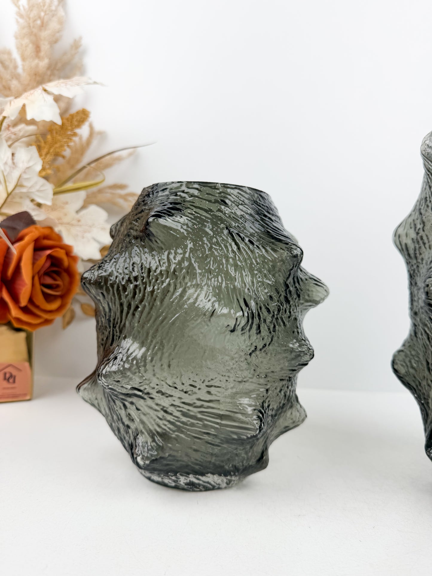 Duo de vases aux formes organiques inspirées de la concombre de mer en gris