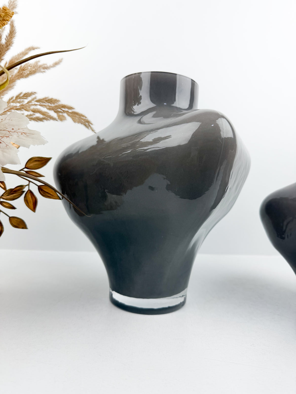Duo de vases géométriques aux lignes épurées et modernes