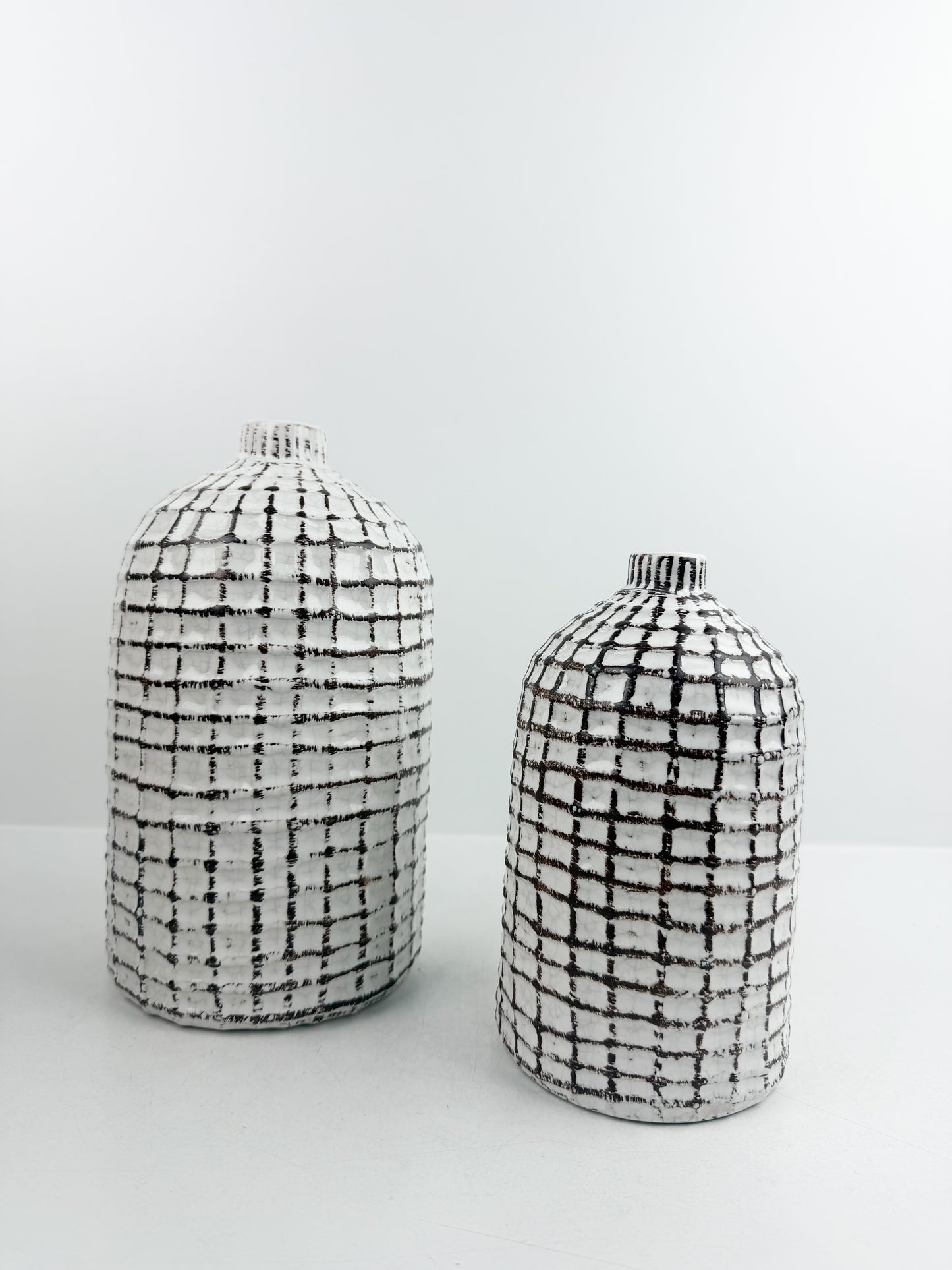 Duo de vases artisanal en céramique motif quadrillé noir et blanc
