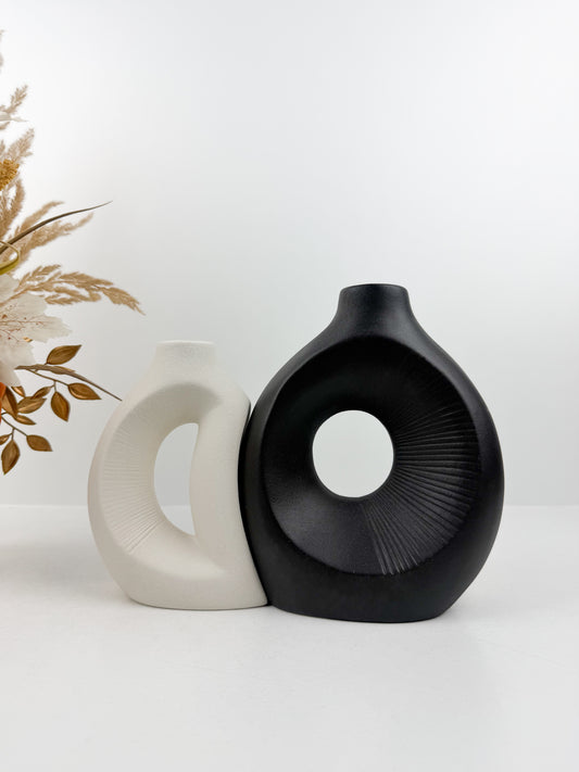 Duo de vases aux formes épurées et élégantes en céramique