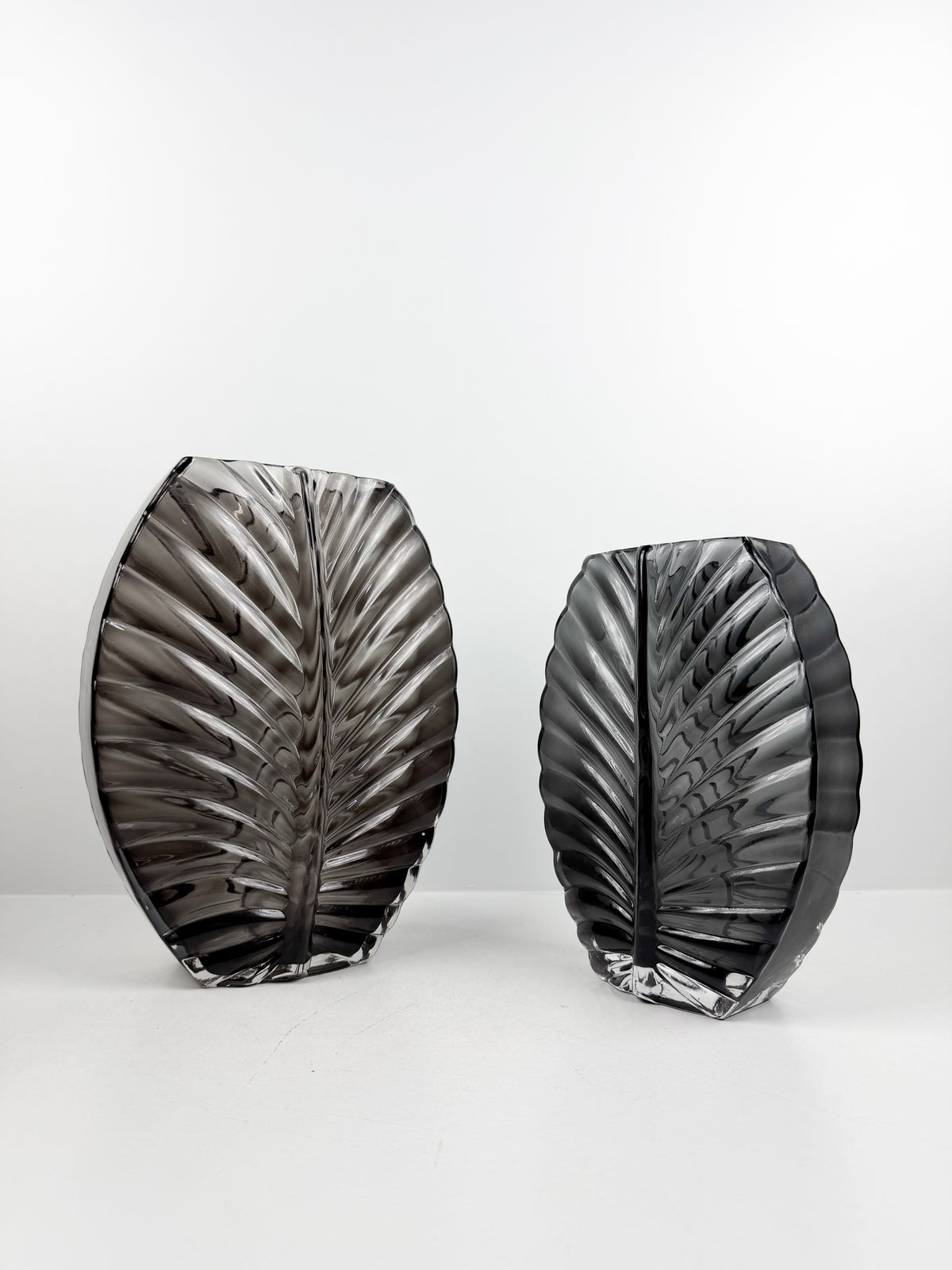 Duo de vases décoratifs gris sculptés en forme de feuille .