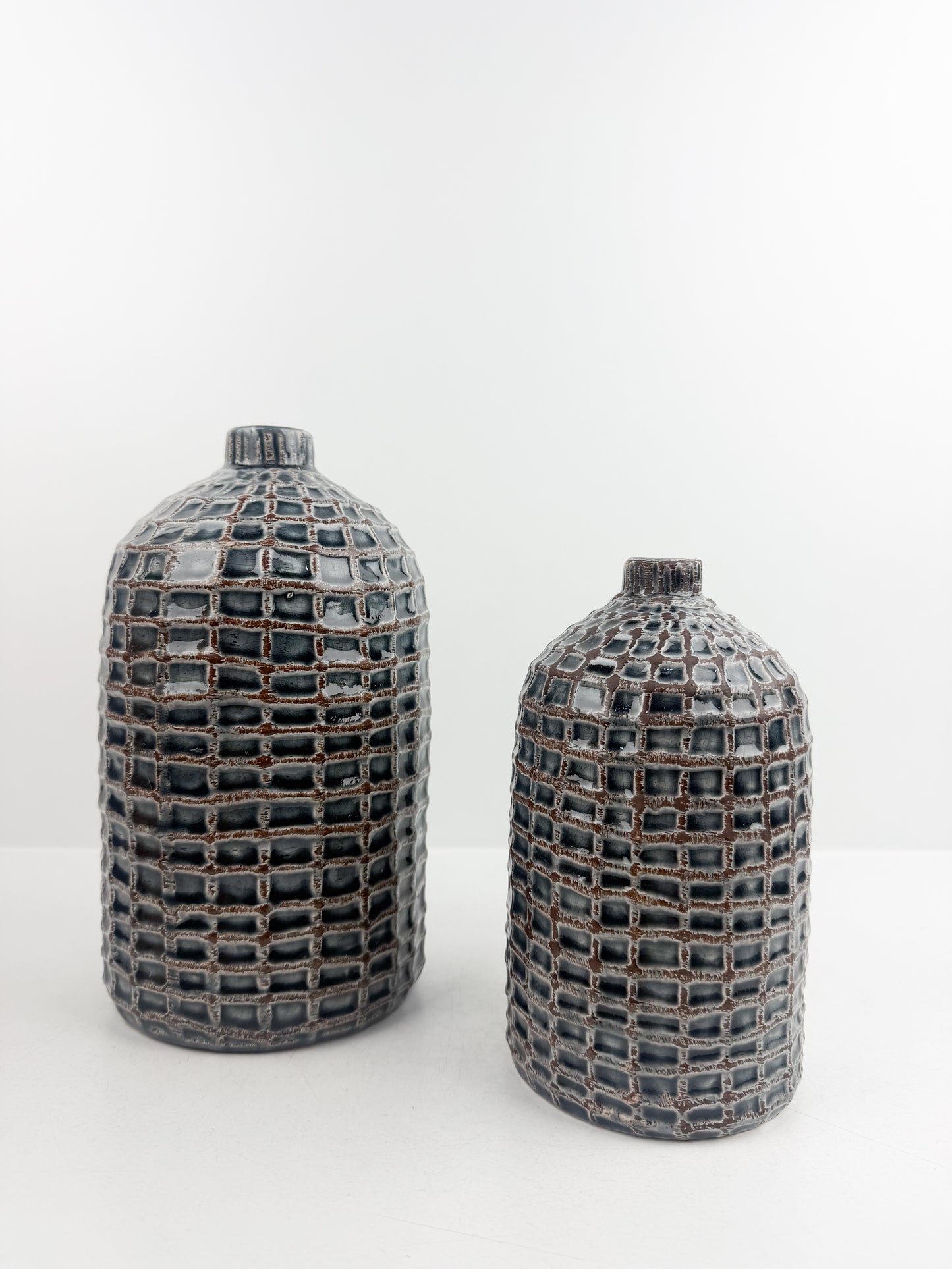 Duo de vases artisanal en céramique motif quadrillé en bleu.