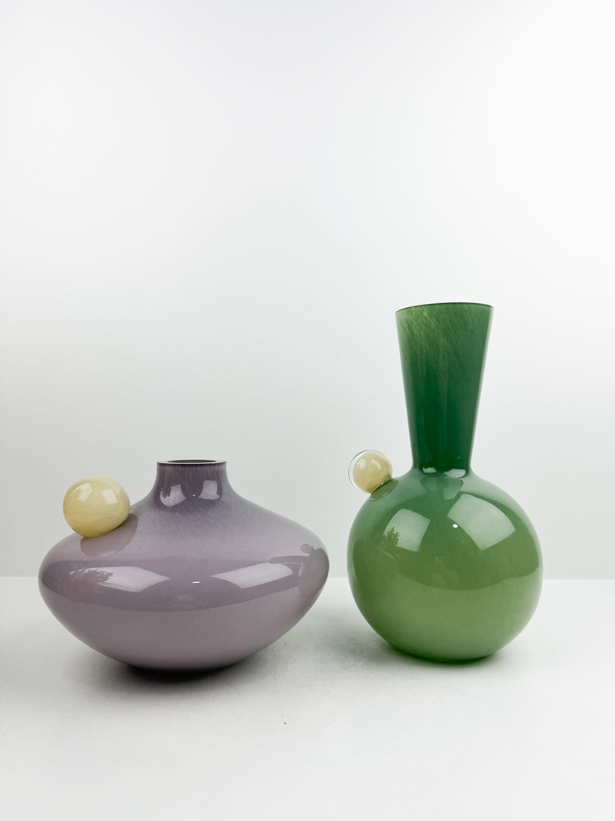 Duo de vases décoratifs au design sculptural violet et vert Olive.