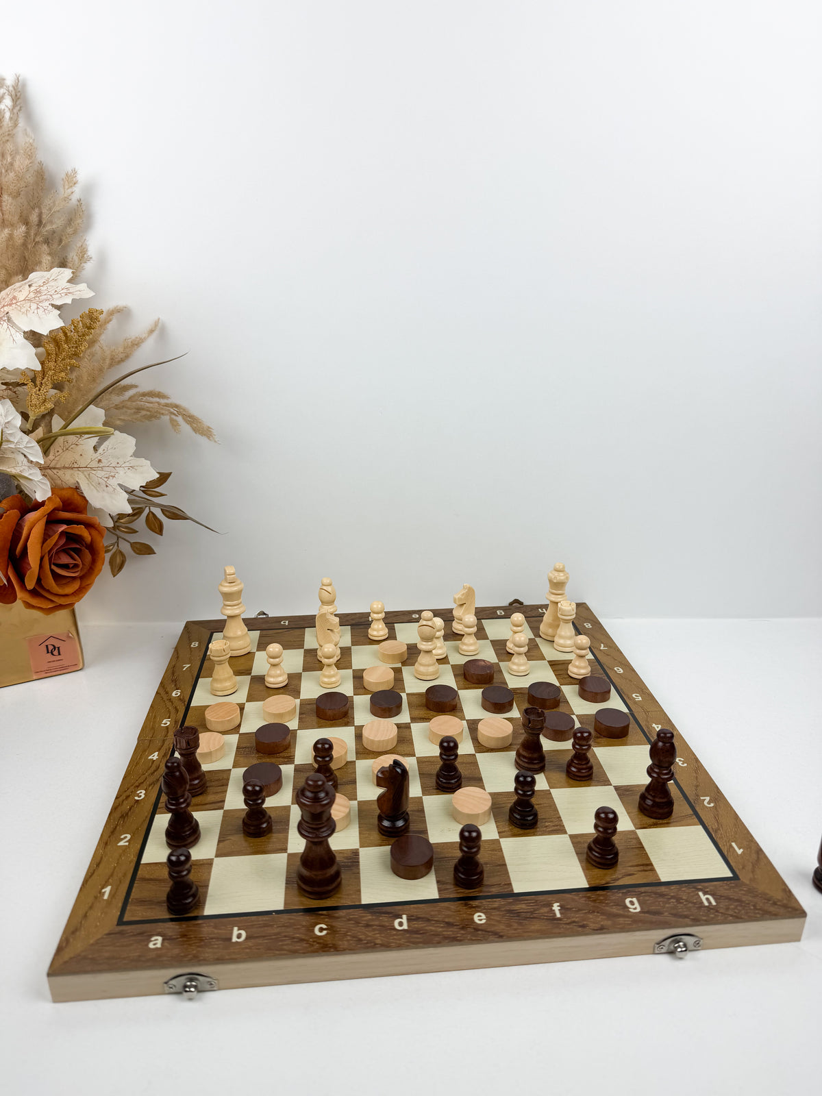 Jeu d'echecs pliable en bois artisanale.
