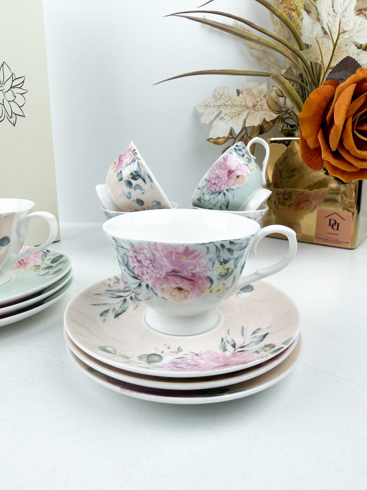 Ensemble élégant de six tasses à espresso de leurs sous-tasses assorties, aux motifs floraux,