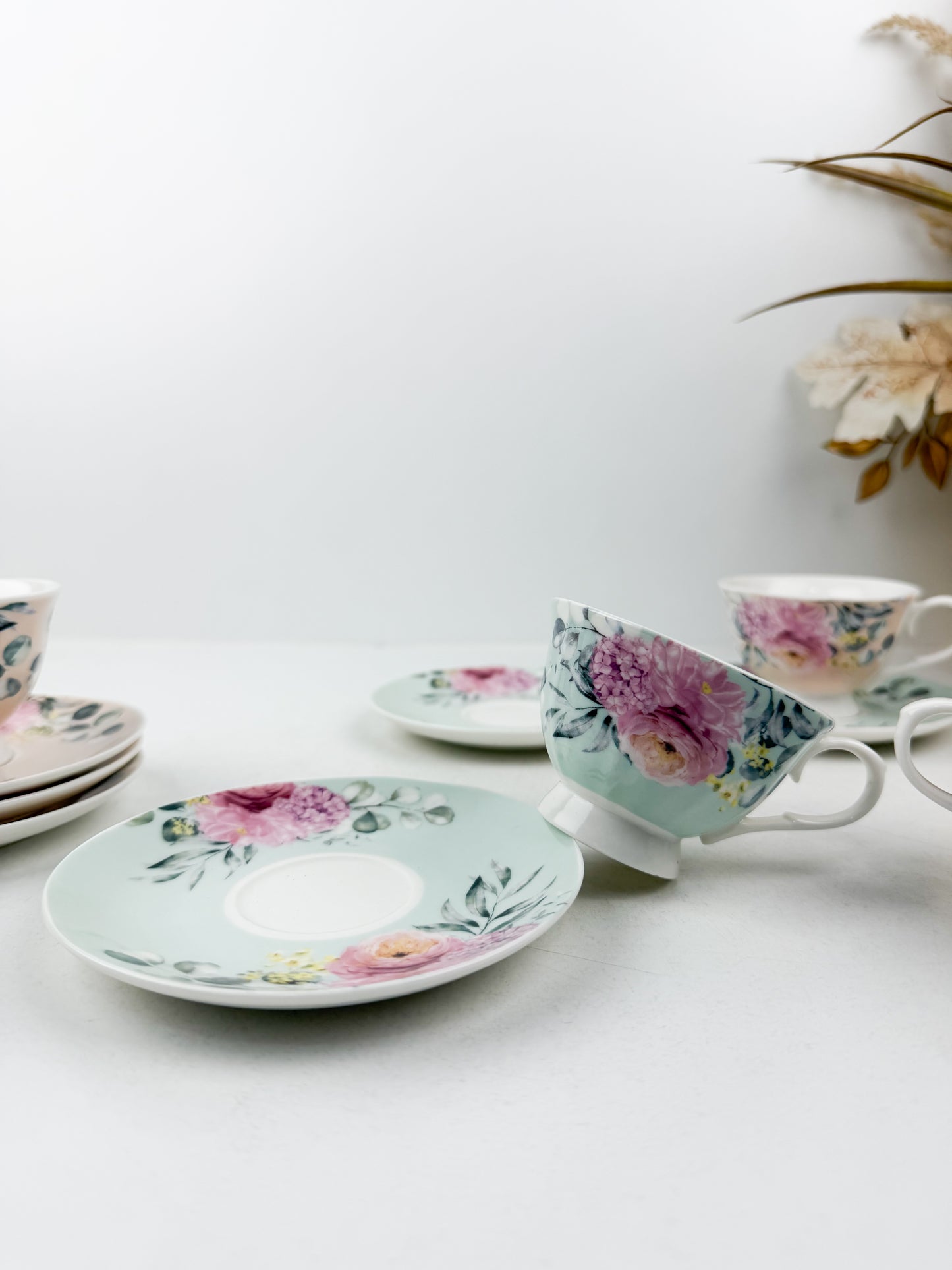 Ensemble élégant de six tasses à espresso de leurs sous-tasses assorties, aux motifs floraux,
