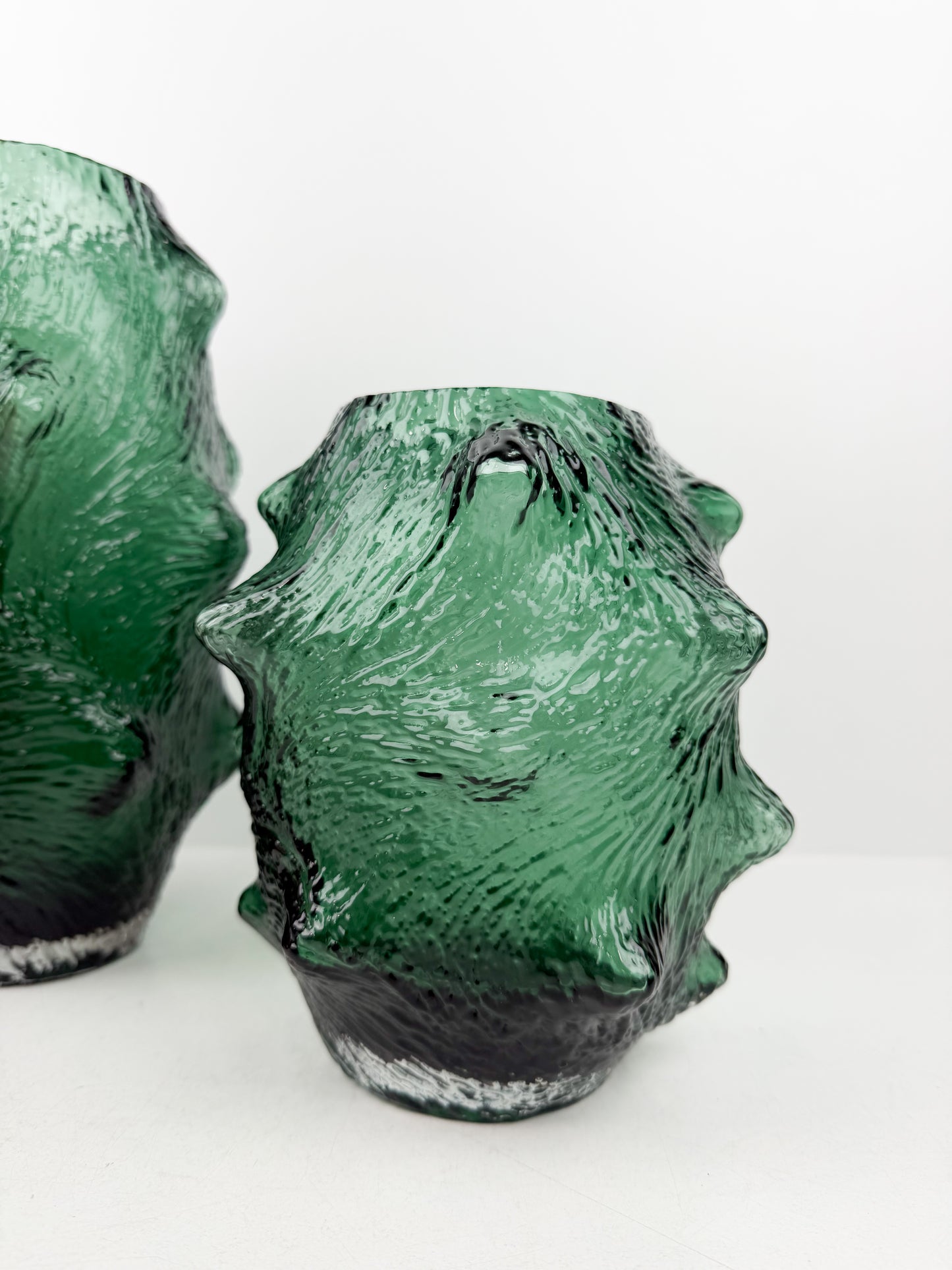 Duo de vases aux formes organiques inspirées de la concombre de mer en vert
