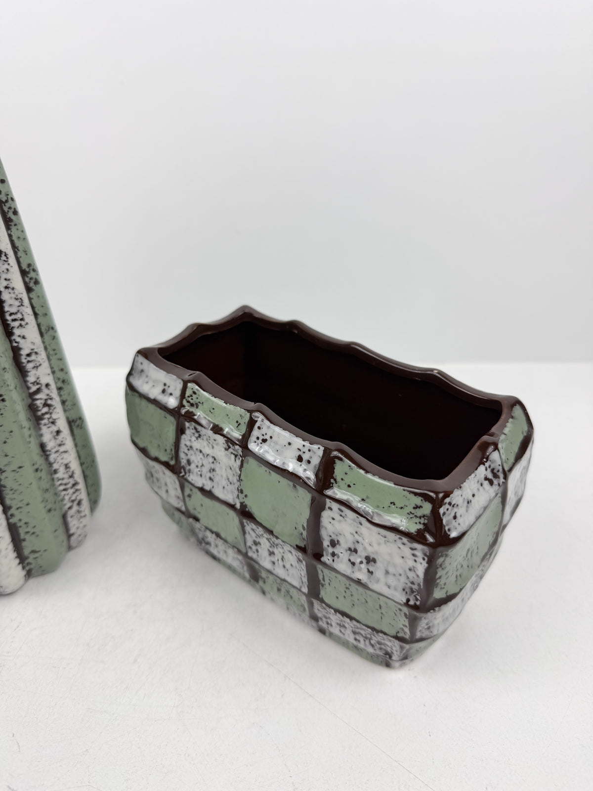 Duo de vases en céramique à motifs géométriques.