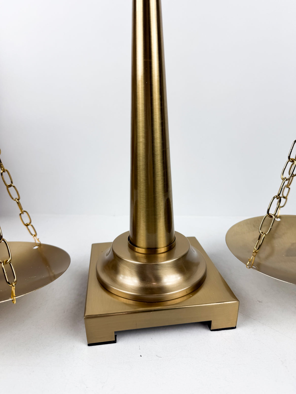 Balance de justice décorative en métal doré.