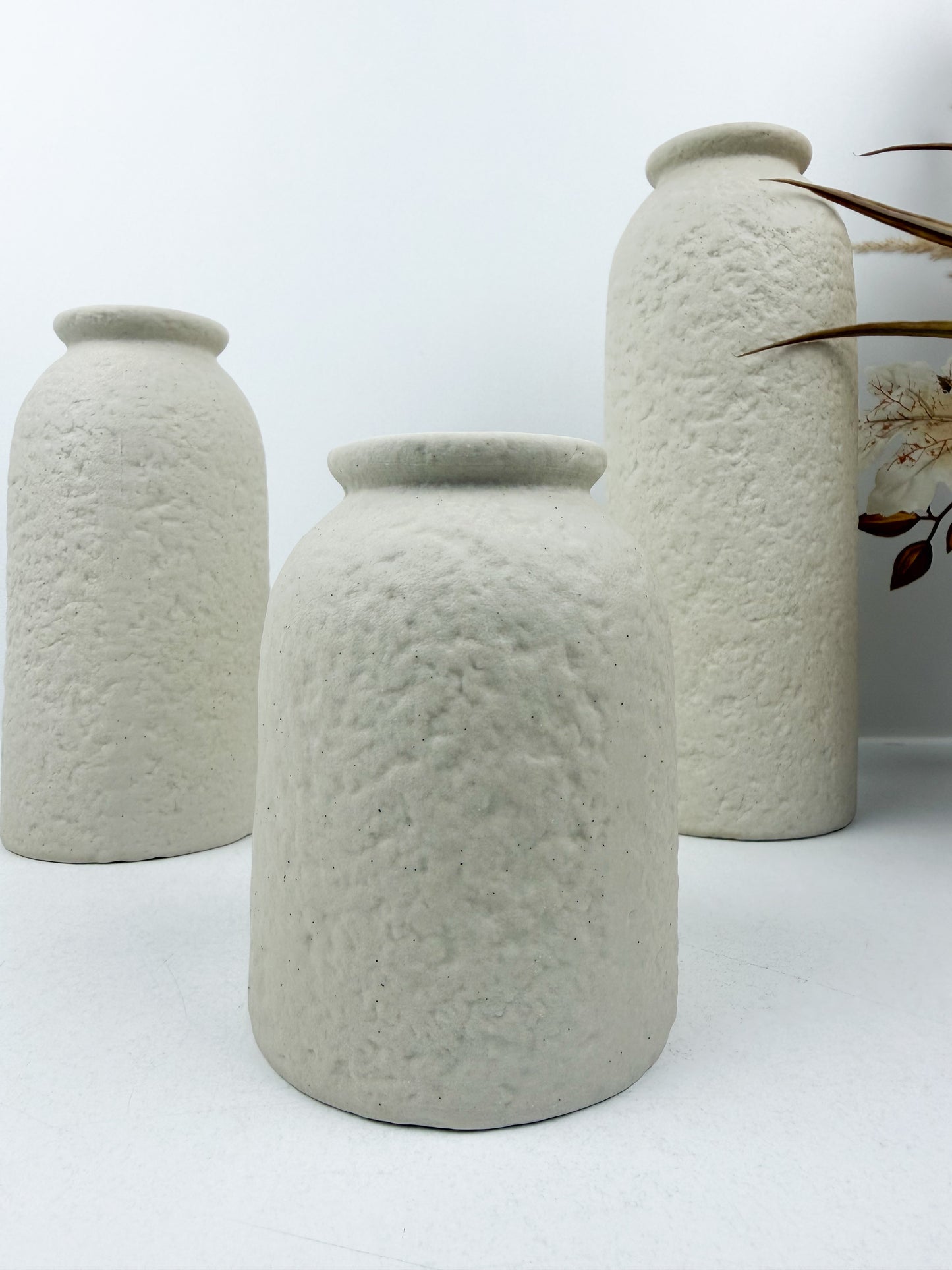 Trio de vases en céramique blanc aux lignes épurées et contemporaines