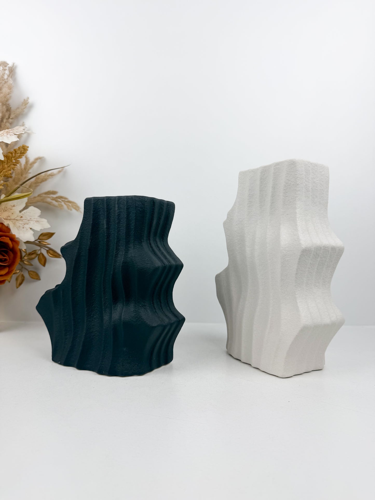 Duo de vases sculptural en céramique alliant élégance et luxe