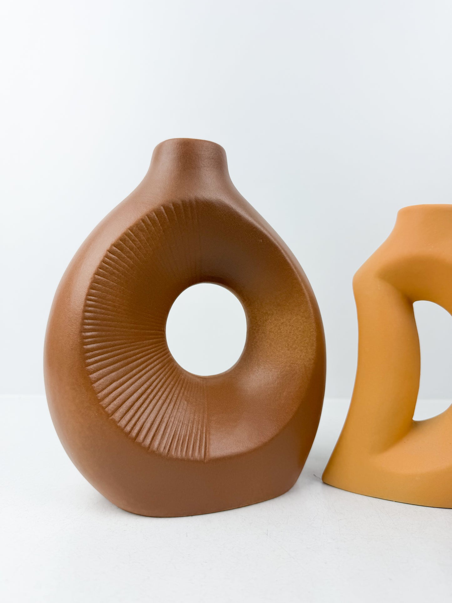 Duo de vases en céramique aux teintes chaleureuses