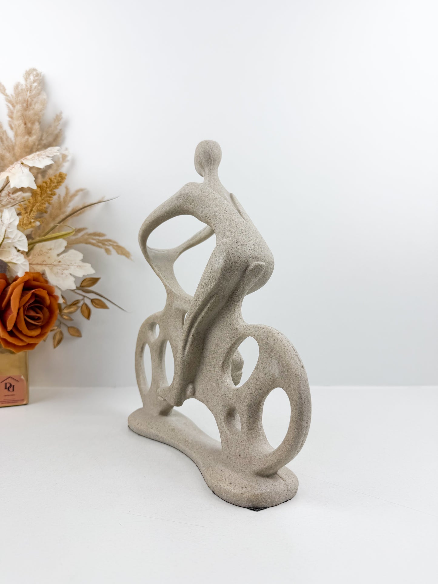 Sculpture contemporaine stylisée représente un motocycliste