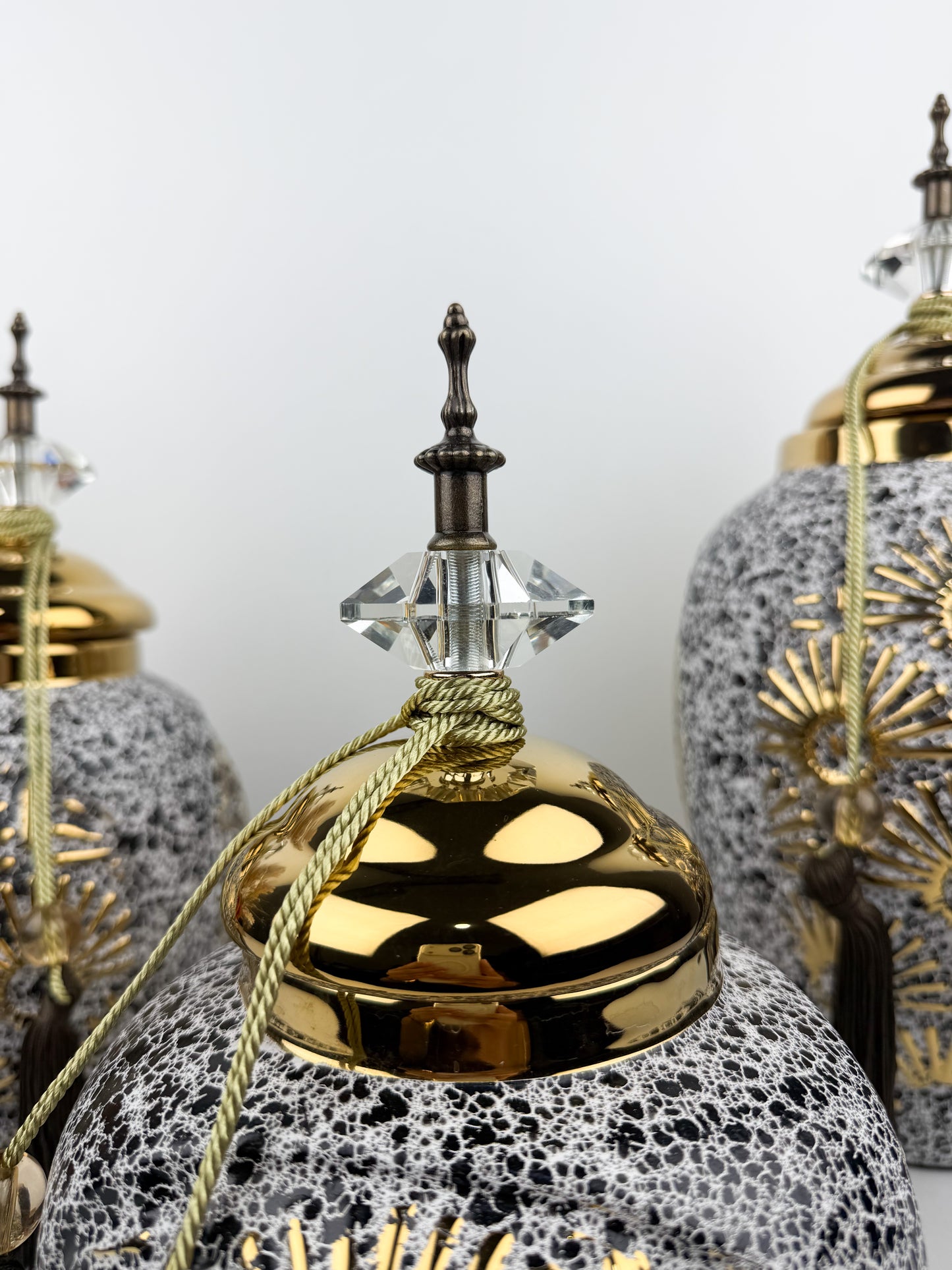 Trio de vases décoratives en céramique au design épuré traditionnelle aux motifs doré