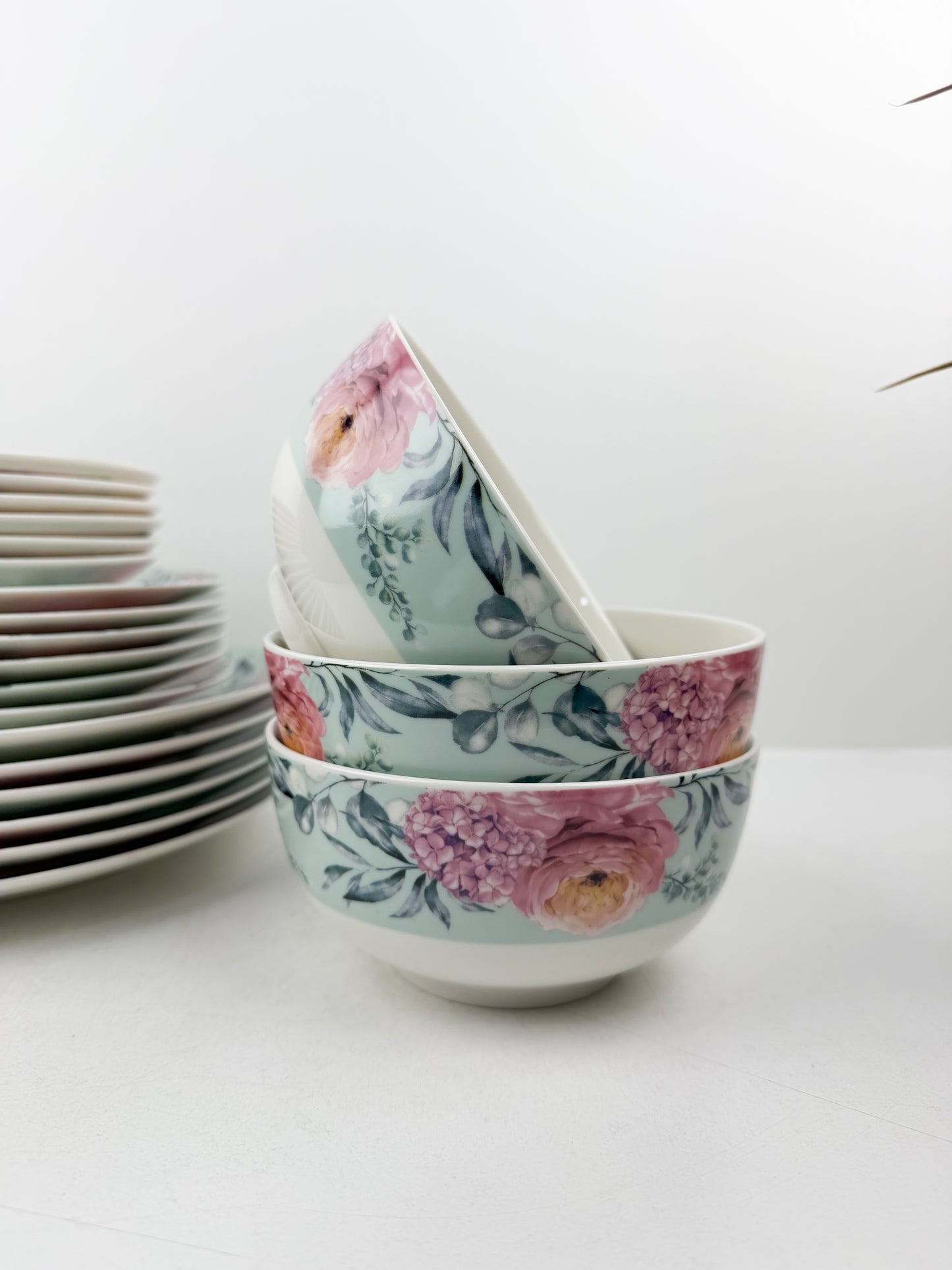 Service de table 24 pièces en porcelaine fine, alliant luxe et élégance pour vos moments privilégiés.